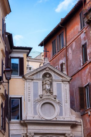 Téléchargez les photos : Old Historic Streets in Downtown Rome, Italie. Sculpture chrétienne avec croix. - en image libre de droit