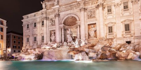 Téléchargez les photos : Fontaine de Trevi, monument historique à Rome, Italie. Scène de nuit - en image libre de droit