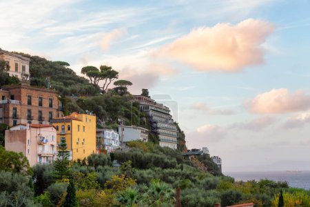 Téléchargez les photos : Rocky Coast and Homes in Touristic Town, Sorrento, Italie. Côte amalfitaine. Ciel de coucher de soleil coloré - en image libre de droit