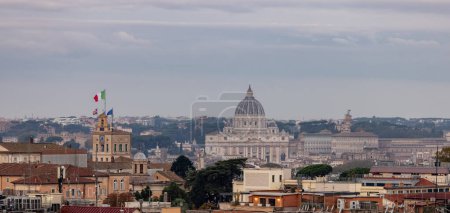 Foto de Antigua Iglesia Católica Histórica en Ciudad de Roma, Italia. Vista aérea. Cielo nublado - Imagen libre de derechos