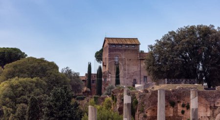 Téléchargez les photos : Ancien bâtiment historique dans le centre-ville de Rome, Italie. Ciel bleu nuageux - en image libre de droit