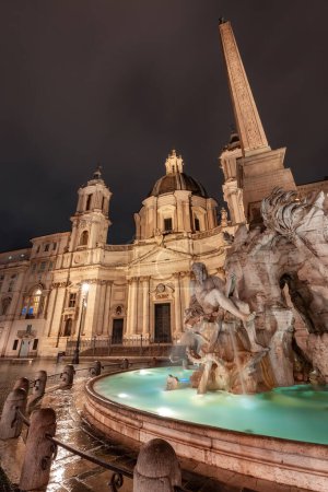 Téléchargez les photos : SantAgnese à Agone sur la Piazza Navona. Monument historique à Rome, Italie. Ciel nuageux. Temps de nuit - en image libre de droit