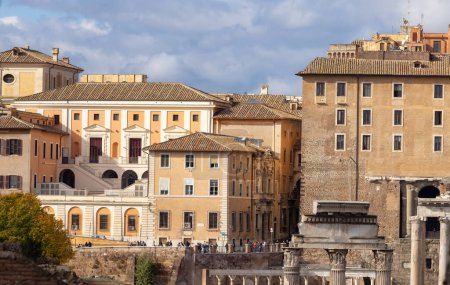 Foto de Antiguo edificio histórico en el centro de Roma, Italia. Cielo azul nublado - Imagen libre de derechos