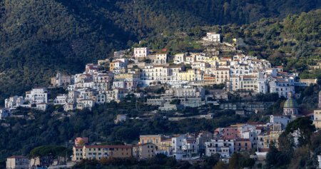 Foto de Ciudad Turística junto al Mar. Salerno, Italia. Vista aérea. Paisaje urbano y montañas de fondo - Imagen libre de derechos