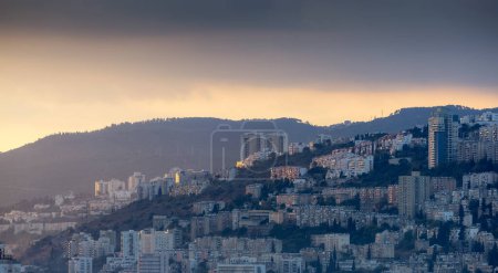 Foto de Casas y Edificios en una ciudad moderna, Haifa, Israel. Fondo de paisaje urbano. - Imagen libre de derechos