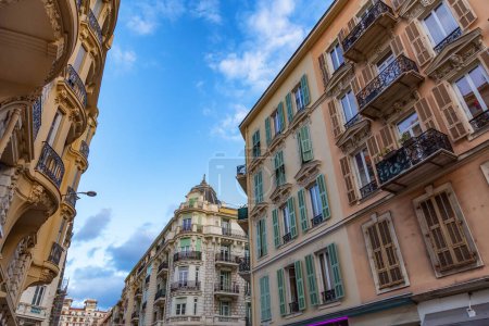 Foto de Old Architecture Apartment homes in Downtown Nice, France. Sunny Cloudy Day. - Imagen libre de derechos