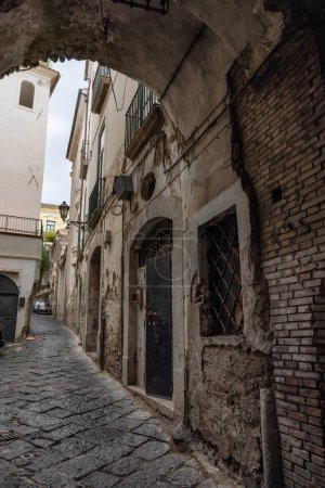 Téléchargez les photos : Old Urban Streets in a Downtown city of Salerno, Italy. Sunny and Cloudy Day. - en image libre de droit