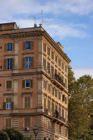 Foto de Antiguas calles históricas en el centro de Roma, Italia. Apartamento Edificios Exterior - Imagen libre de derechos