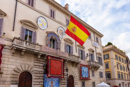 Foto de Rome, Italy - November 15, 2022: Embassy of Spain in downtown City with National Spanish Flag. - Imagen libre de derechos