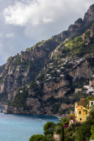 Téléchargez les photos : Ville touristique, Positano, sur les falaises rocheuses et paysage de montagne au bord de la mer Tyrrhénienne. Côte amalfitaine, Italie. - en image libre de droit