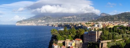 Téléchargez les photos : Rocky Coast and Homes in Touristic Town, Sorrento, Italie. Côte amalfitaine. Panorama aérien - en image libre de droit