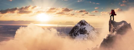 Téléchargez les photos : Adventurous Woman Randonneur debout sur le sommet du pic glacé avec des montagnes rocheuses en arrière-plan. Aventure Composite. Rochers de rendu 3d. Image aérienne du paysage de la Colombie-Britannique, Canada. Coucher de soleil - en image libre de droit