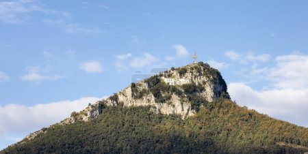 Téléchargez les photos : Christian Cross on hill in Salerno, Italy. Sunny Cloudy Morning Sky - en image libre de droit