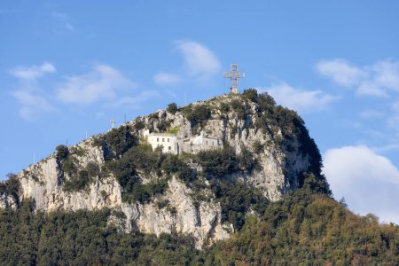 Foto de Christian Cross on hill in Salerno, Italy. Sunny Cloudy Morning Sky - Imagen libre de derechos