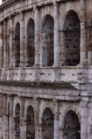 Foto de Ancient Remains en Roma, Italia. Coliseo. Cielo nublado soleado. - Imagen libre de derechos