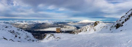 Téléchargez les photos : Canadian Mountain Landscape Nature Background covered in snow. Blackcomb Mountain in Whistler, British Columbia, Canada. - en image libre de droit