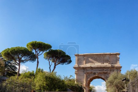 Foto de Ancient Remains in Rome, Italy. Arch of Titus and Central Avenue. Sunny Cloudy Sky. - Imagen libre de derechos