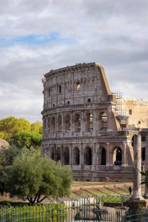 Téléchargez les photos : Vestiges antiques à Rome, Italie. Colisée. Ciel nuageux ensoleillé. - en image libre de droit