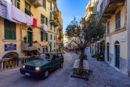 Foto de Riomaggiore, Italy. - November 30, 2022: Street, Restaurants and Colorful apartment homes in touristic town, Cinque Terre National Park - Imagen libre de derechos
