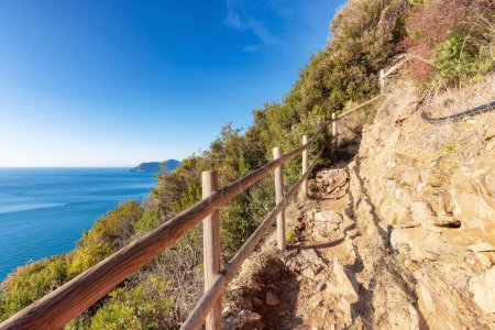 Foto de Hiking path near touristic town, Riomaggiore and Manarola, Italy. Cinque Terre National Park - Imagen libre de derechos