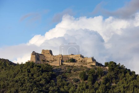Téléchargez les photos : Château d'Arechi au sommet d'une colline à Salerne, Italie. Ciel matinal nuageux ensoleillé - en image libre de droit