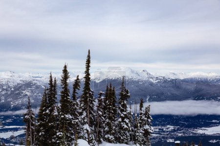 Téléchargez les photos : Canadian Mountain Landscape Nature Background covered in snow. Blackcomb Mountain in Whistler, British Columbia, Canada. - en image libre de droit