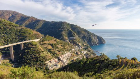 Téléchargez les photos : Hiking Viewpoint near touristic town, Riomaggiore, Italy. Cinque Terre National Park - en image libre de droit