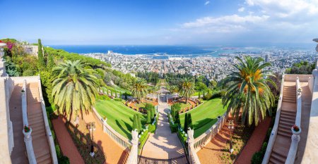 Foto de Jardines Bahai en Haifa, Israel. Nublado cielo azul. Atracción Turística. Panorama - Imagen libre de derechos