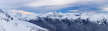 Foto de Canadian Mountain Landscape Nature Background covered in snow. Blackcomb Mountain in Whistler, British Columbia, Canada. - Imagen libre de derechos
