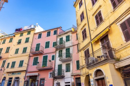 Foto de Riomaggiore, Italy. - November 30, 2022: Colorful apartment homes in touristic town, Cinque Terre National Park - Imagen libre de derechos