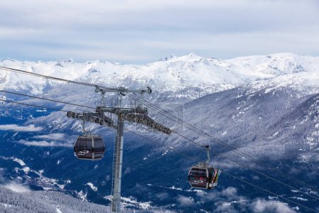 Téléchargez les photos : Whistler, British Columbia, Canada - Jan 2, 2023: View of the Gondola going up the Mountain with Canadian Mountain Landscape in background during winter day. - en image libre de droit