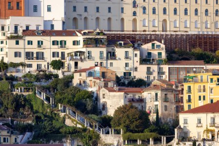 Foto de Ciudad Turística junto al Mar. Salerno, Italia. Vista aérea. Paisaje urbano y montañas de fondo - Imagen libre de derechos