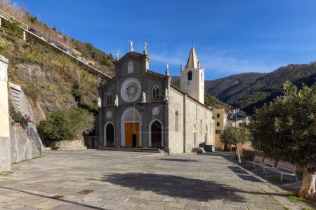 Téléchargez les photos : Old Historic Church in touristic town, Riomaggiore, Italy. Cinque Terre National Park - en image libre de droit