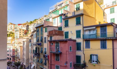 Foto de Colorful apartment homes in touristic town, Riomaggiore, Italy. Cinque Terre National Park - Imagen libre de derechos