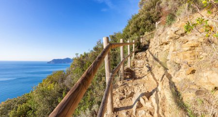 Téléchargez les photos : Hiking path near touristic town, Riomaggiore and Manarola, Italy. Cinque Terre National Park - en image libre de droit
