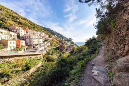 Téléchargez les photos : Hiking path near touristic town, Riomaggiore, Italy. Cinque Terre National Park - en image libre de droit