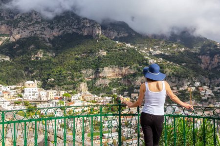 Téléchargez les photos : Woman tourist at a touristic town, Positano, by the Tyrrhenian Sea. Amalfi Coast, Italy. Nature Background. Adventure Travel - en image libre de droit