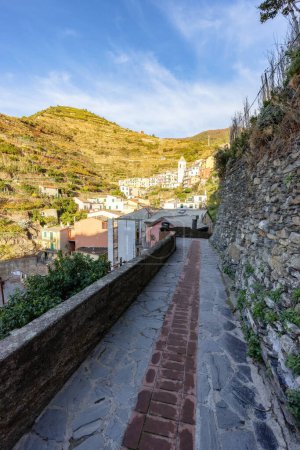 Téléchargez les photos : Pathway and Apartment homes in touristic town, Manarola, Italy. Cinque Terre National Park - en image libre de droit