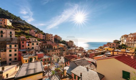 Téléchargez les photos : Colorful apartment homes in touristic town, Riomaggiore, Italy. Cinque Terre National Park - en image libre de droit