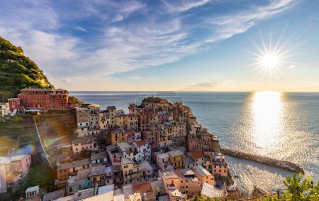 Téléchargez les photos : Small touristic town on the coast, Manarola, Italy. Cinque Terre. Sunny Sunset Fall Season day. - en image libre de droit