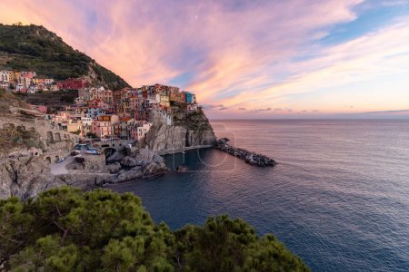 Téléchargez les photos : Small touristic town on the coast, Manarola, Italy. Cinque Terre. Colorful Sunny Sunset Fall Season. - en image libre de droit