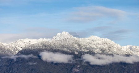 Téléchargez les photos : Canadian Mountain Landscape Nature Background. Sunny Winter Day. Howe Sound near Squamish, British Columbia, Canada. - en image libre de droit