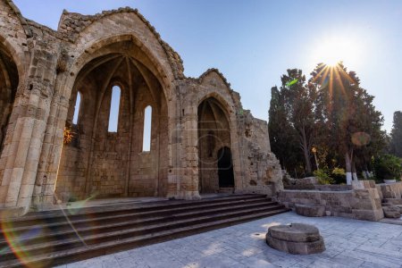 Téléchargez les photos : Ruines in the historic Old Town of Rhodes, Greece. Sunny Morning. - en image libre de droit