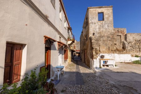 Téléchargez les photos : Streets and Residential Homes in the historic Old Town of Rhodes, Greece. Sunny Morning. - en image libre de droit