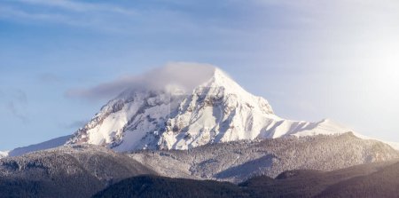 Téléchargez les photos : Garibaldi Mountain covered in snow and clouds. Canadian Nature Landscape Background. Winter Season in Squamish, British Columbia, Canada. - en image libre de droit
