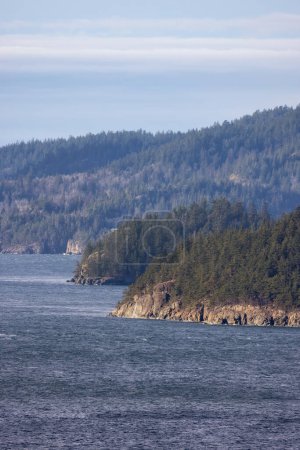 Téléchargez les photos : Rocky Coast of Anvil Island in Howe Sound near Vancouver and Squamish, British Columbia, Canada. Canadian Nature Background - en image libre de droit