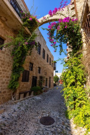 Téléchargez les photos : Streets and Residential Homes in the historic Old Town of Rhodes, Greece. Sunny Morning. - en image libre de droit