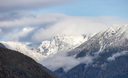 Téléchargez les photos : Canadian Mountain Landscape Nature Background. Sunny Winter Day. Howe Sound near Squamish, British Columbia, Canada. - en image libre de droit