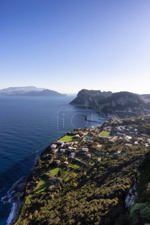 Téléchargez les photos : Ville touristique sur l'île de Capri dans la baie de Naples, Italie. Ciel bleu ensoleillé. - en image libre de droit