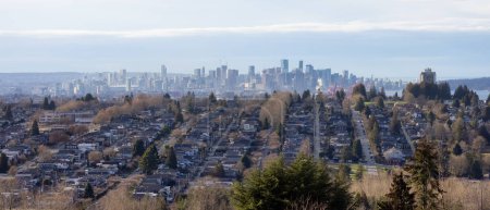 Foto de Modern City, Residential Homes and Downtown Buildings in background. Vancouver, British Columbia, Canada. - Imagen libre de derechos